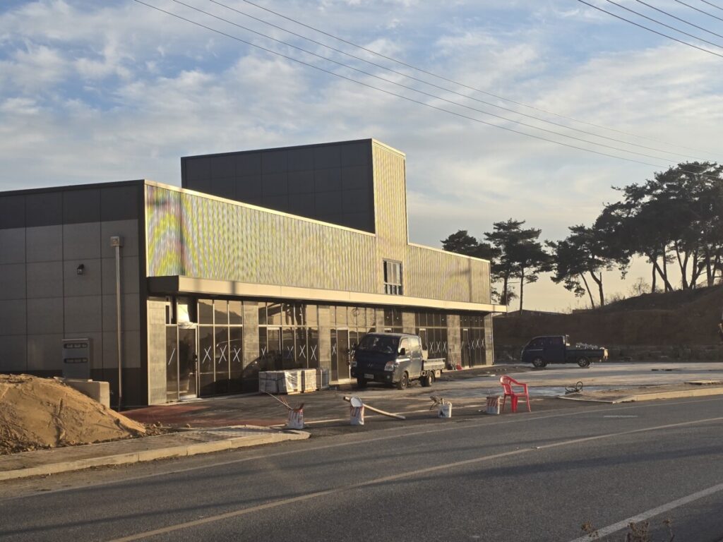 화성 송산 토지 개발 현장 상가건물 건축중